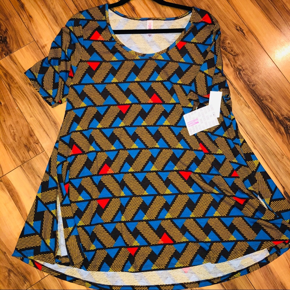 Medium LulaRoe Perfect T